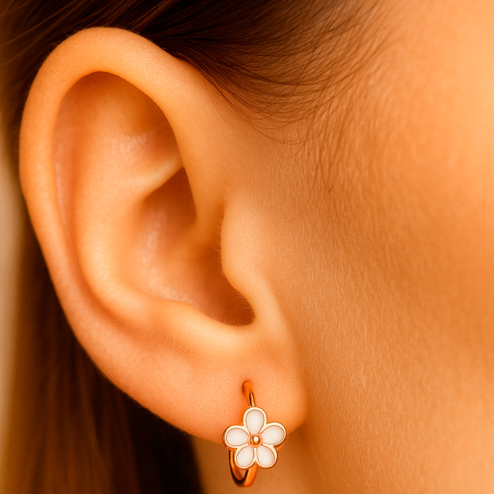 Ohrringe aus 925er Sterling-Silber, weißes Blümchen