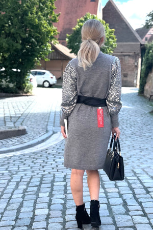 Kleid.