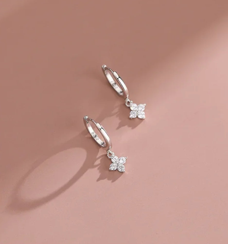 Ohrringe aus 925er Sterling-Silber, vierblättrige Blume, 2cm